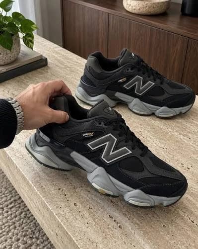 Masa üzerinde çekilmiş siyah sneaker fotoğrafı