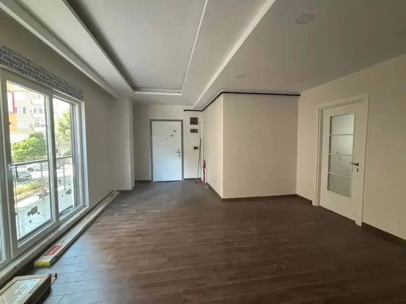 Boş salonun telefonla çekilmiş fotoğrafı